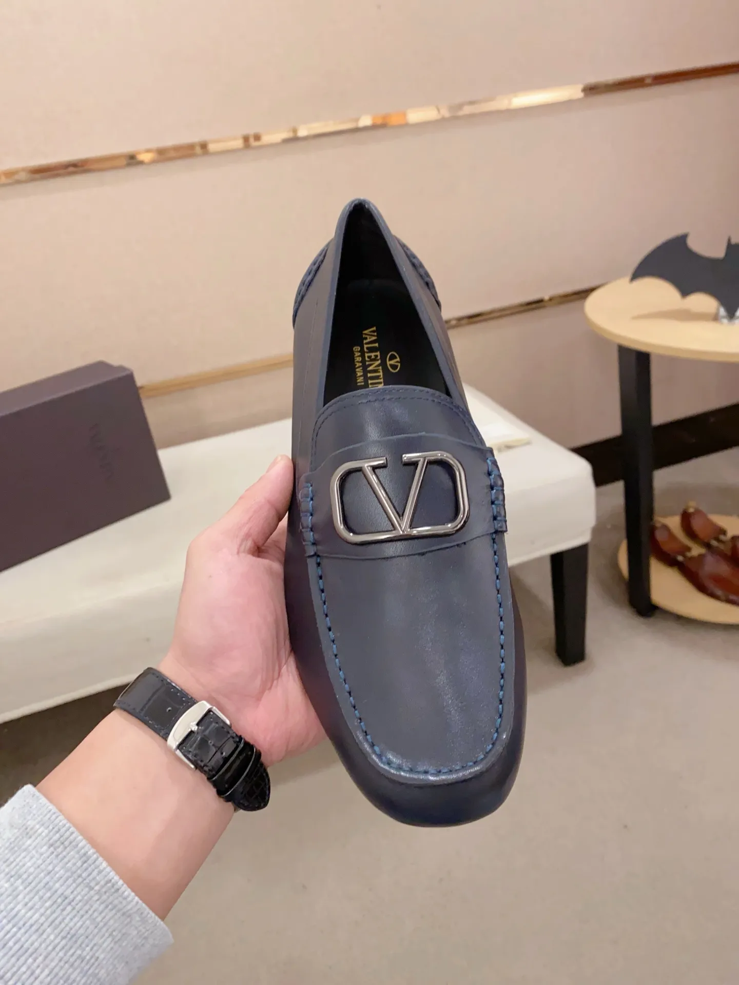 Men's shoes💰: 680💰VALENTINO, made of imported cowhide with imported water-dyed cowhide lining, iconic hardware and iconic wear-resistant outsole. 38-44. 45 VALENTINO packaging can be customized to enjoy the brand’s iconic product packaging